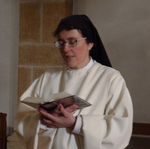 soeur Isabelle lepoutre moniale dominicaine chantant au choeur du monastère d'Estavayer