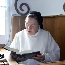 moniale dominicaine lisant au réfectoire