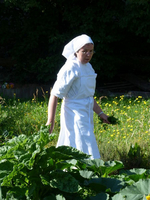 soeur Anne-Sophie Porret, moniale dominicaine dans le jardin