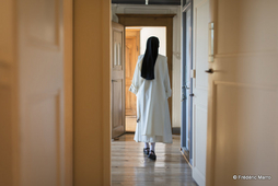 Moniale dominicaine marchant dans un couloir