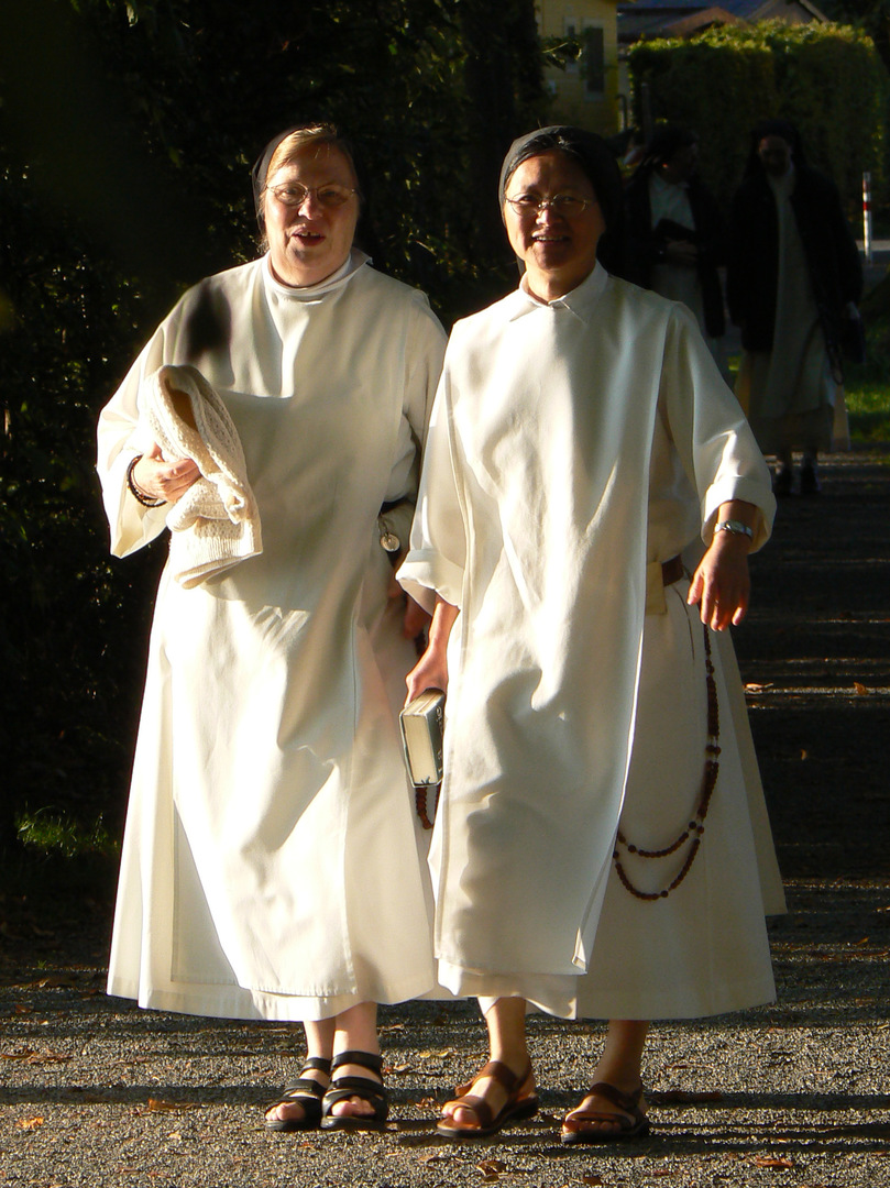 eunes religieux moniales dominicaines marchant 